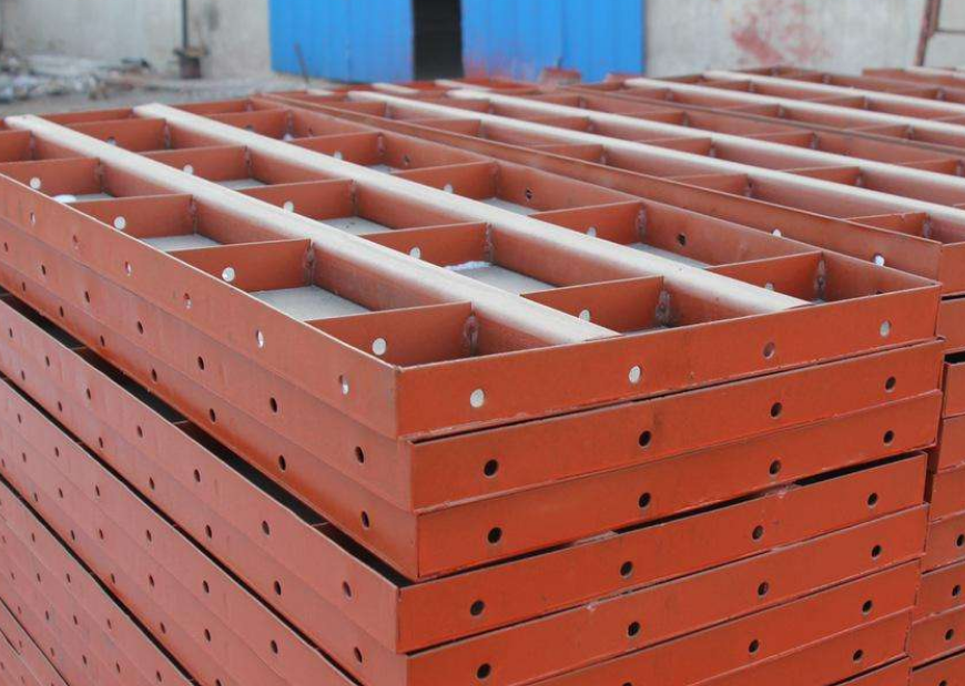 钢模板是用于混凝土浇筑成型的钢制模板,除了钢质模板还有木质模板